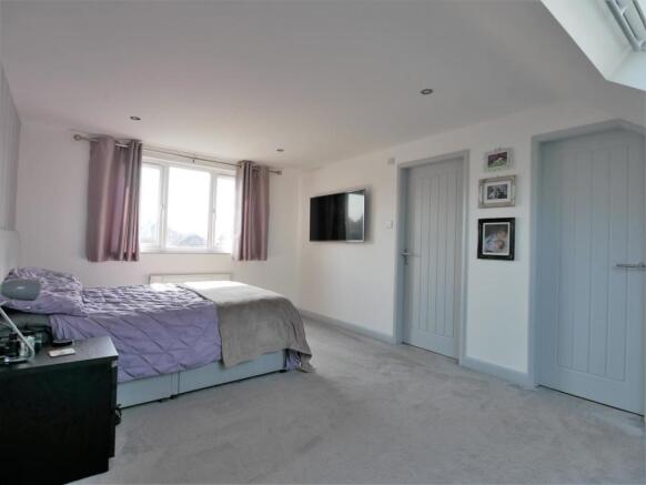 bedroom 1.JPG