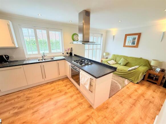 4 bed Detached for sale Image 6