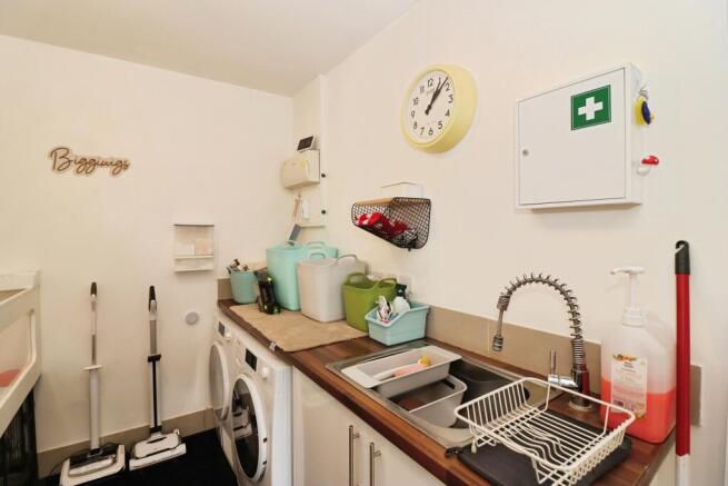 4 bed Detached for sale Image 12