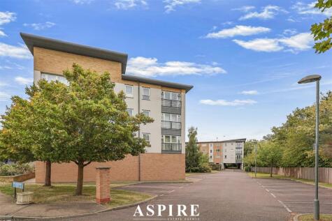 **CHAIN FREE** Southernhay Close, Basildon