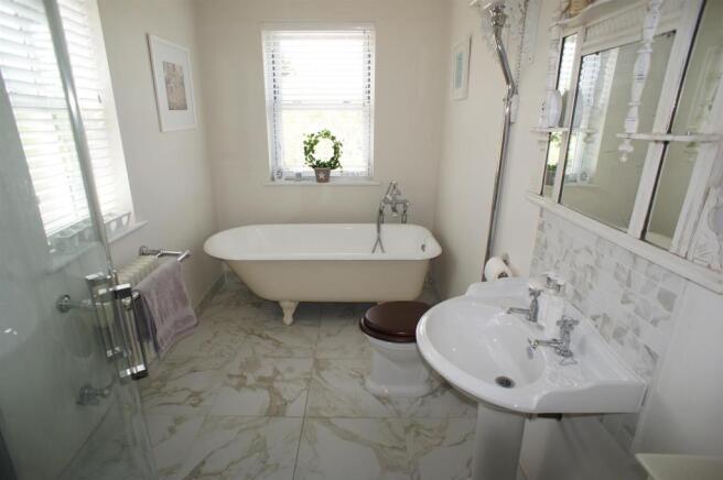 BATHROOM/WC