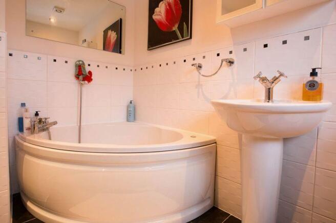 Corner bathtub