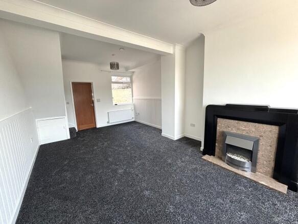 Living room (b)