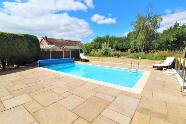 SWIMMING POOL & PATIO