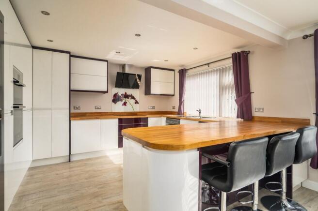 4 bed Detached for sale Image 7