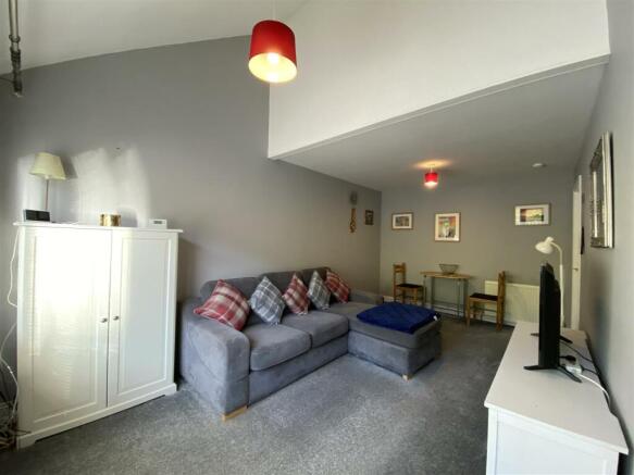 LOUNGE 2.JPG