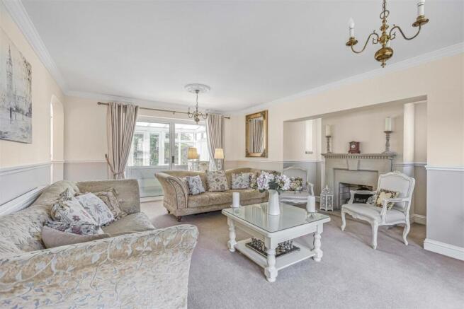 LIVING ROOM PIC 1: