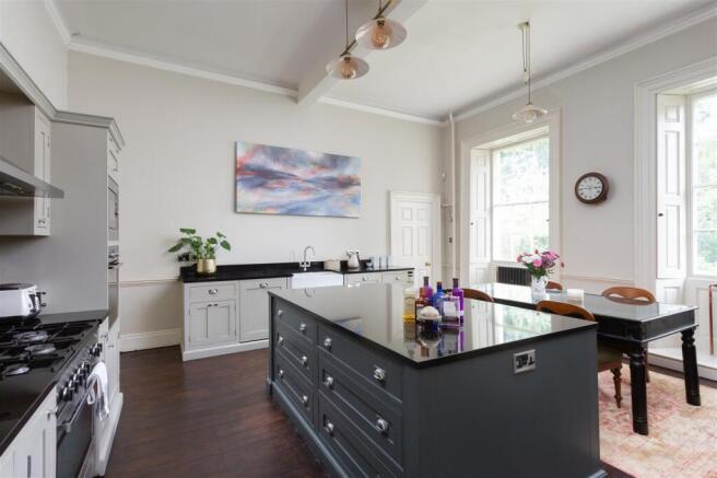 9 bed House for sale Image 5