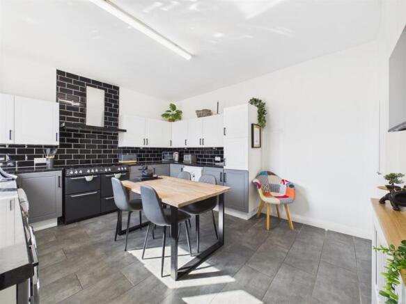 3 bed Terraced for sale Image 4