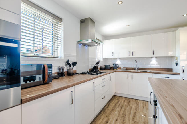 5 bed Detached for sale Image 7