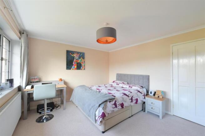 4 bed Detached for sale Image 8