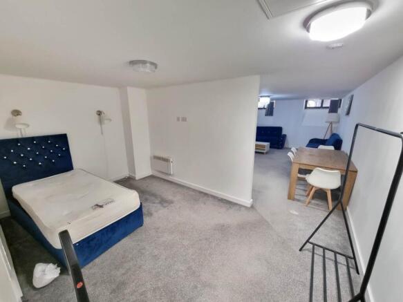 Studio to rent Image 8