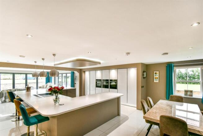 6 bed Detached for sale Image 4