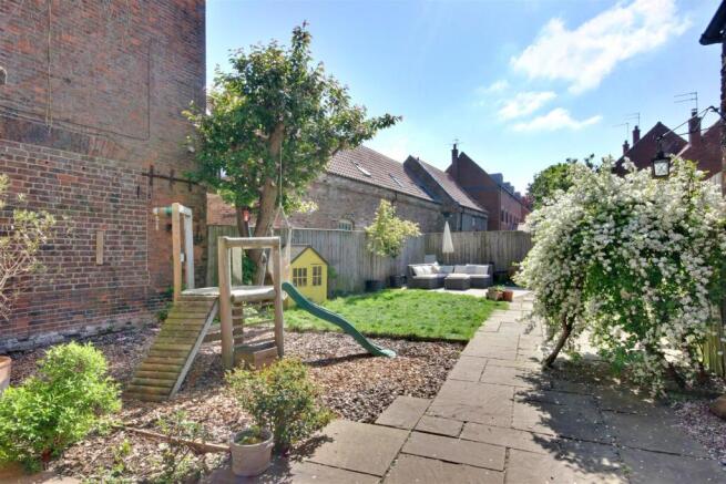6 bed Town House for sale Image 4