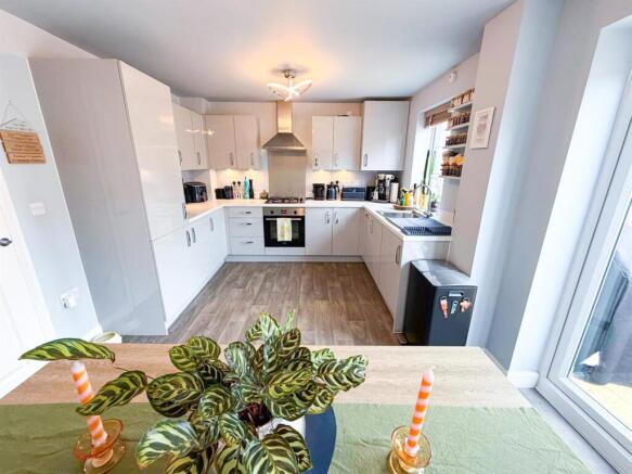 3 bed Semi-Detached for sale Image 8