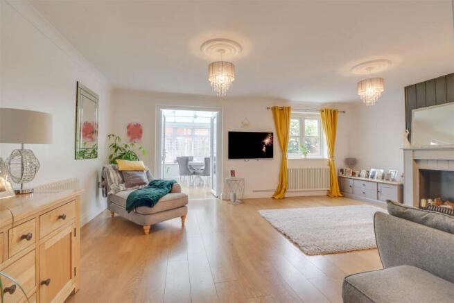 14 ROXWELL CRESCENT-2.jpg