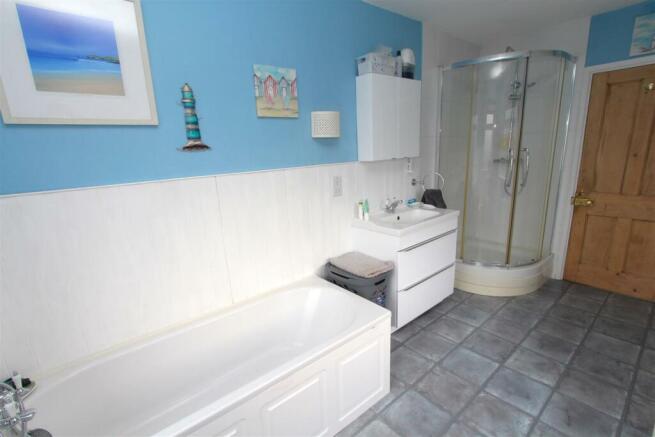 Bathroom 2.JPG