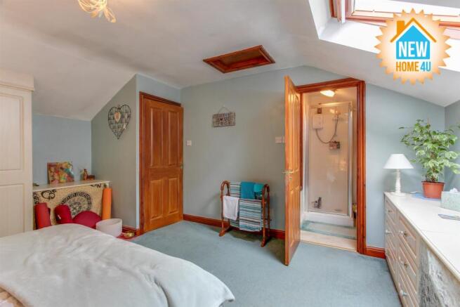 MAIN  BEDROOM: