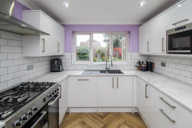 4 bed Detached for sale Image 7