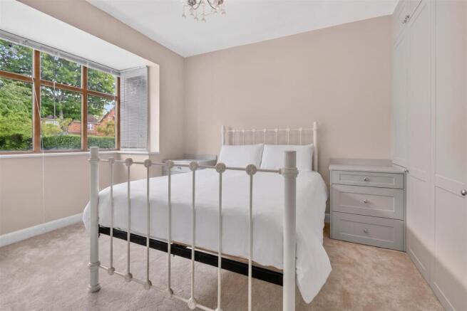 5 bed Detached for sale Image 8