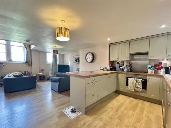 3 bed Terraced to rent Image 4