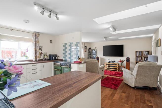 4 bed Detached for sale Image 5