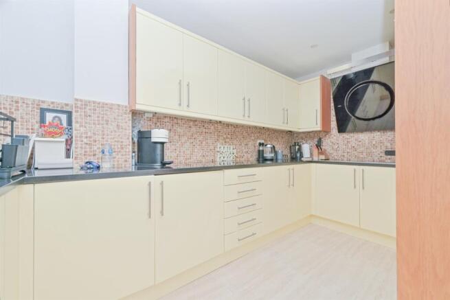 Edson Close, Watford photo 4