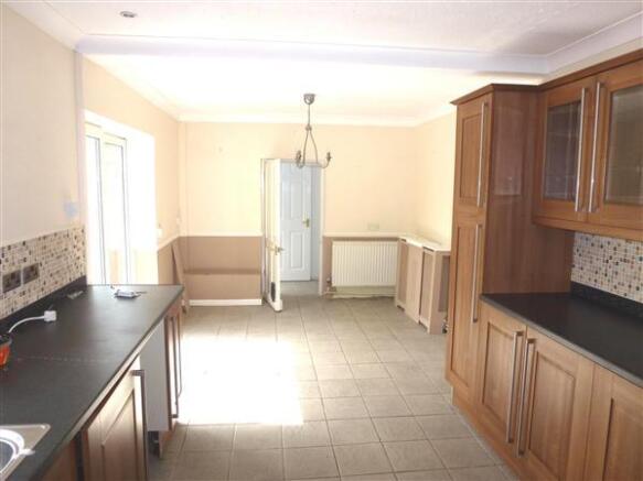 COMBINED KITCHEN AND BREAKFAST ROOM