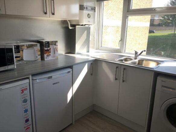 17 Hawe Close kitchen 1.2.jpg