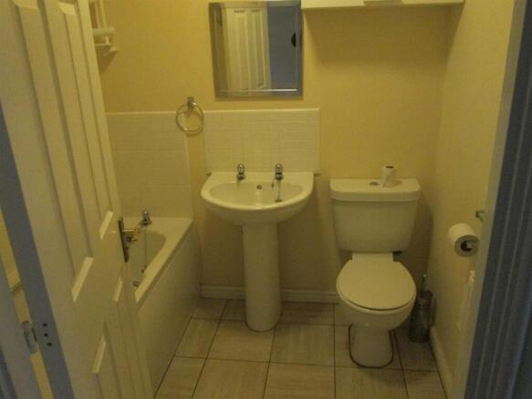 4 bed Semi-Detached to rent Image 5