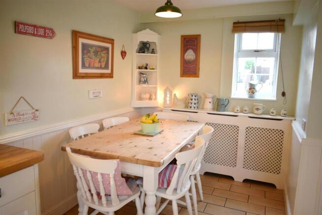Dining Area 1.JPG