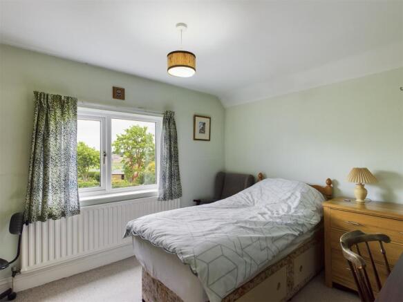Frist floor bed to rear.jpg