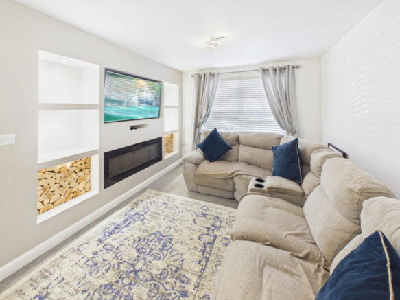 4 bed Detached for sale Image 3