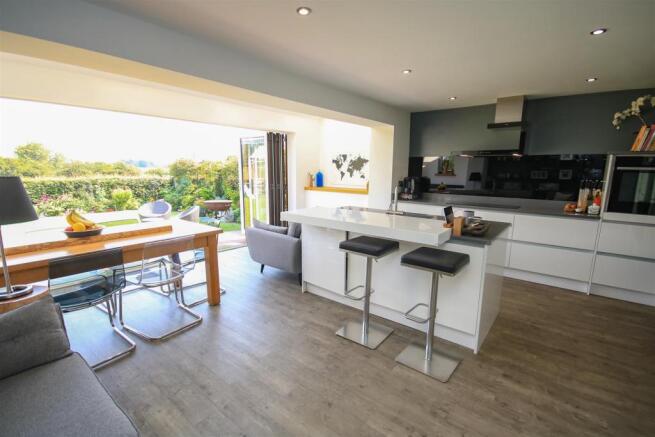 OPEN PLAN LIVING/ DINING KITCHEN