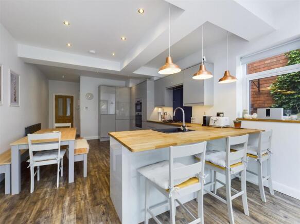 Kitchen/Dining Area
