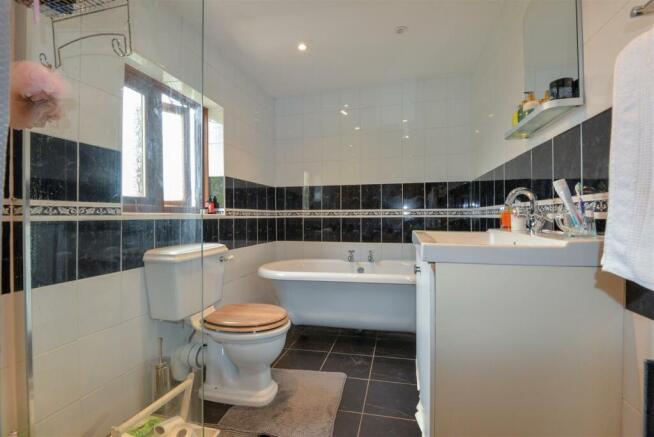 Bathroom 1.jpg