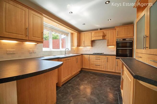 BREAKFAST KITCHEN & FAMILY SPACE