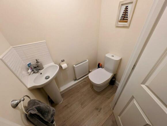 209 Dowsell Way Cloakroom.jpg