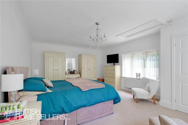 5 bed Bungalow for sale Image 7