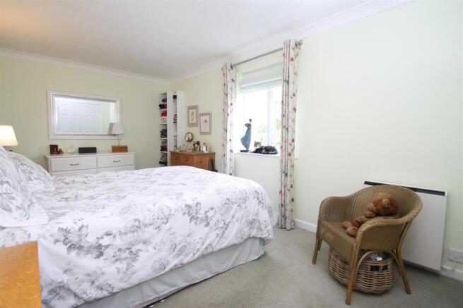 2 bed Flat for sale Image 5