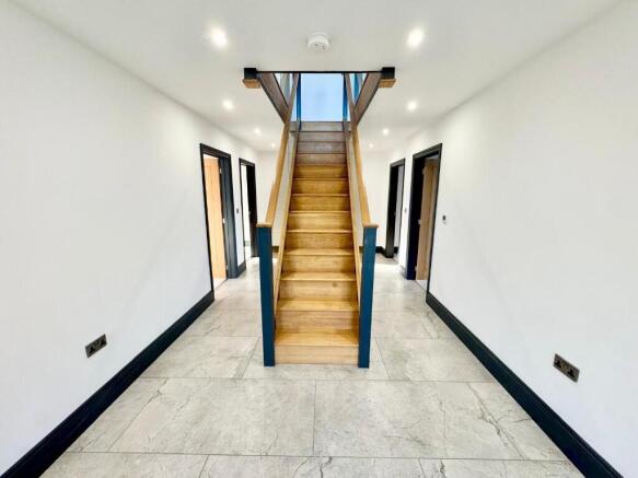 5 bed Semi-Detached to rent Image 8