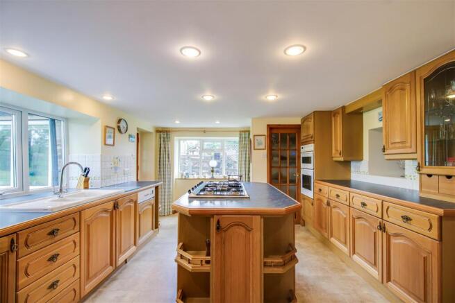 KITCHEN/BREAKFAST ROOM