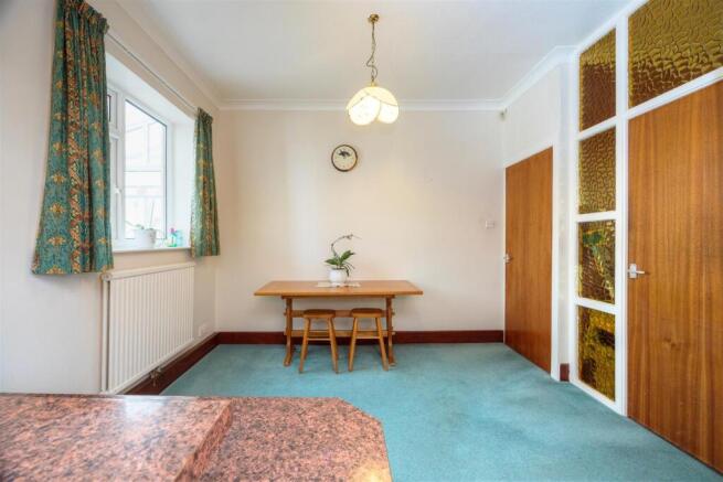 5 bed Detached for sale Image 7