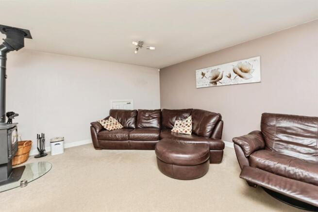 5 bed Detached for sale Image 8