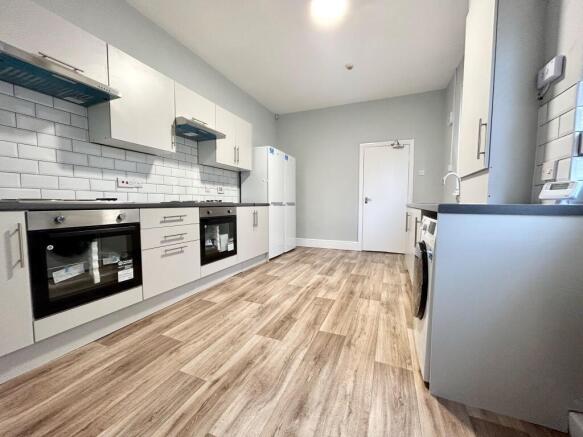 7 bed House Share to rent Image 7