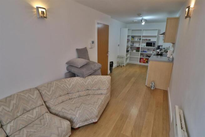 OPEN PLAN LOUNGE/DINING ROOM