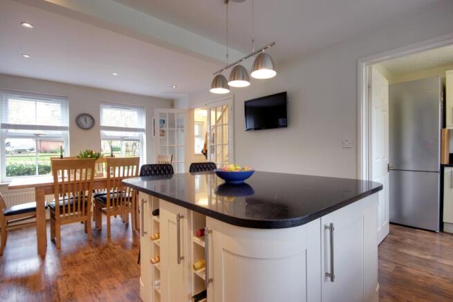 4 bed Detached for sale Image 9