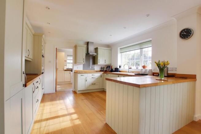Armstrong Close, Brockenhurst, SO42 photo 2