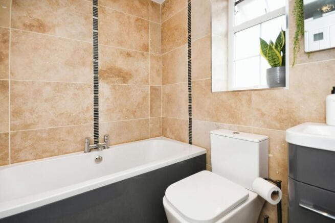 BATHROOM 02.jpg
