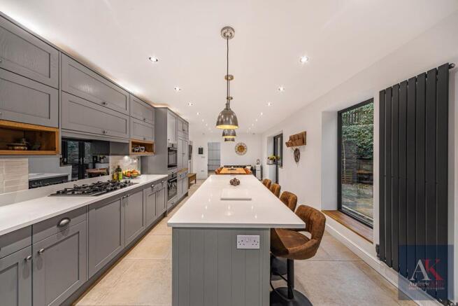 5 bed Detached for sale Image 5